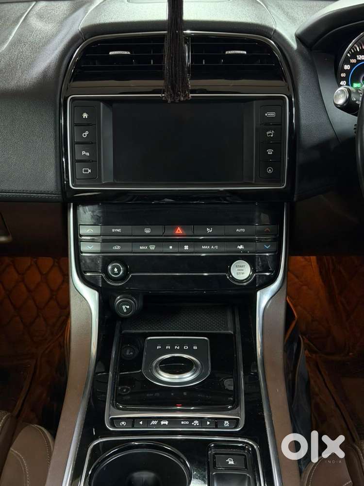Jaguar Xe Portfolio, 2017, Petrol