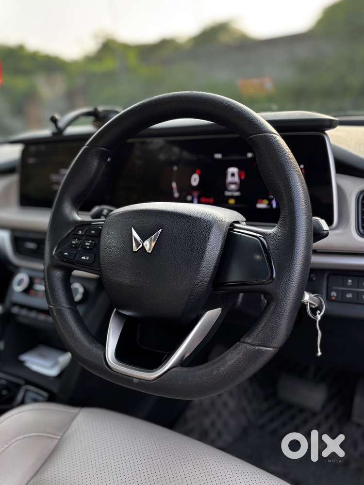 Mahindra Xuv700 2.0 Ax 5 Petrol Mt Str, 2023, Petrol