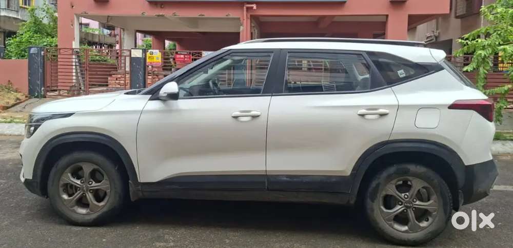 Clatchless White Kia Seltos Htk+ Imt 2021 Dec Petrol With Sunroof