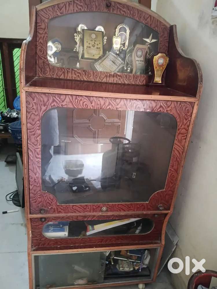 Big cabinet in very good condition, size 5'x2'.5x2