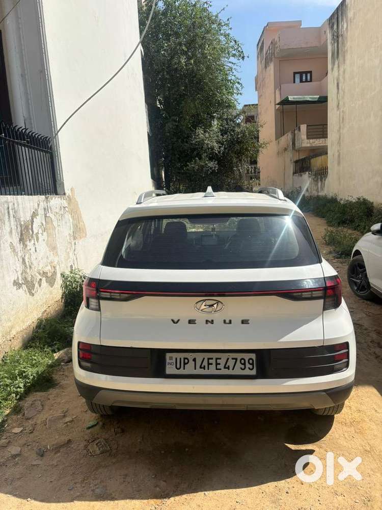 Hyundai Venue 2022 Petrol 33000 Km Driven