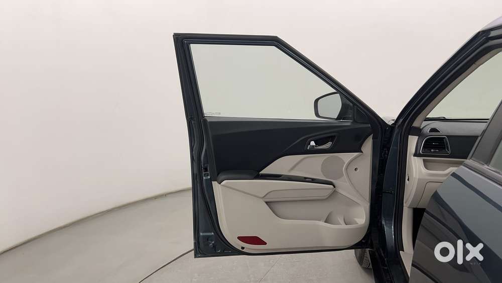 Mahindra Xuv300 1.2 W8 (o) Amt Petrol, 2022, Petrol