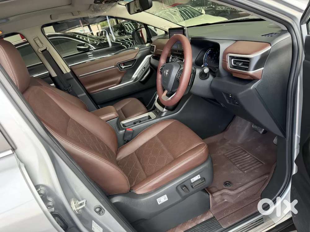 Toyota Innova Hycross, 2025, Petrol