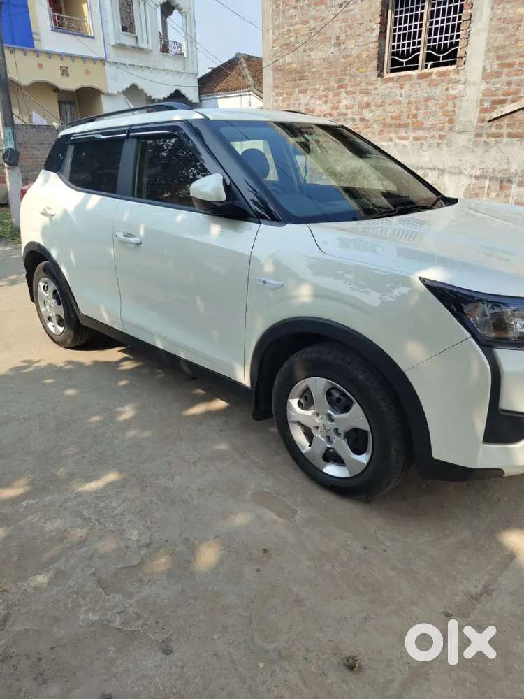Mahindra Xuv300 Mid Variant | Sunroof | White | Excellent Condition |