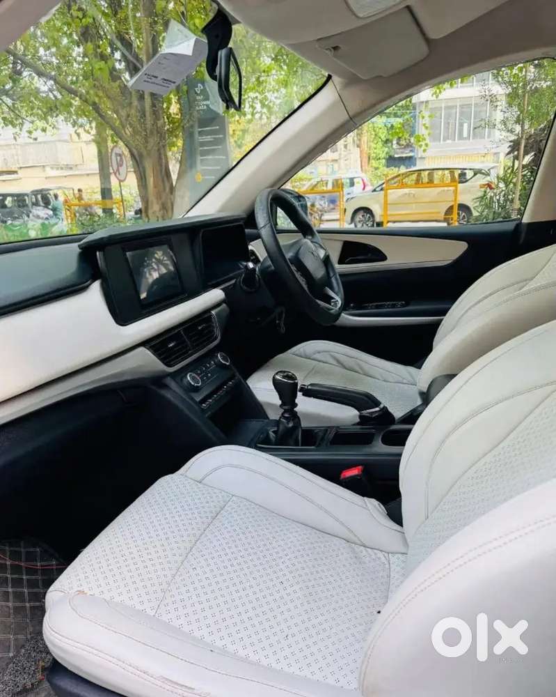 Mahindra Xuv700 Mx 5 Seater