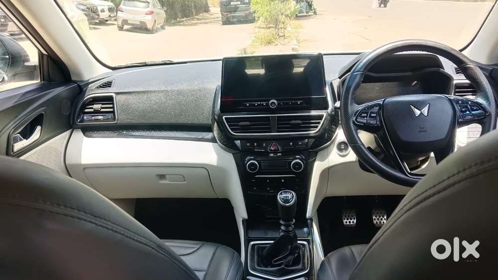 Mahindra Xuv 3xo Ax5 Pm Mt, 2024, Petrol