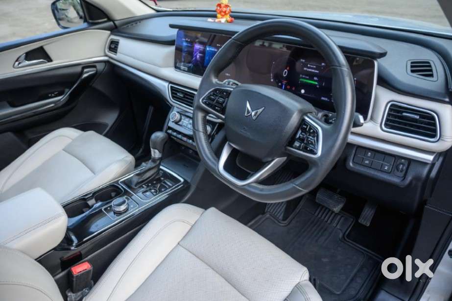 Mahindra Xuv700 2.2 Ax 7 Diesel At Luxury Pack Str Awd, 2022, Diesel