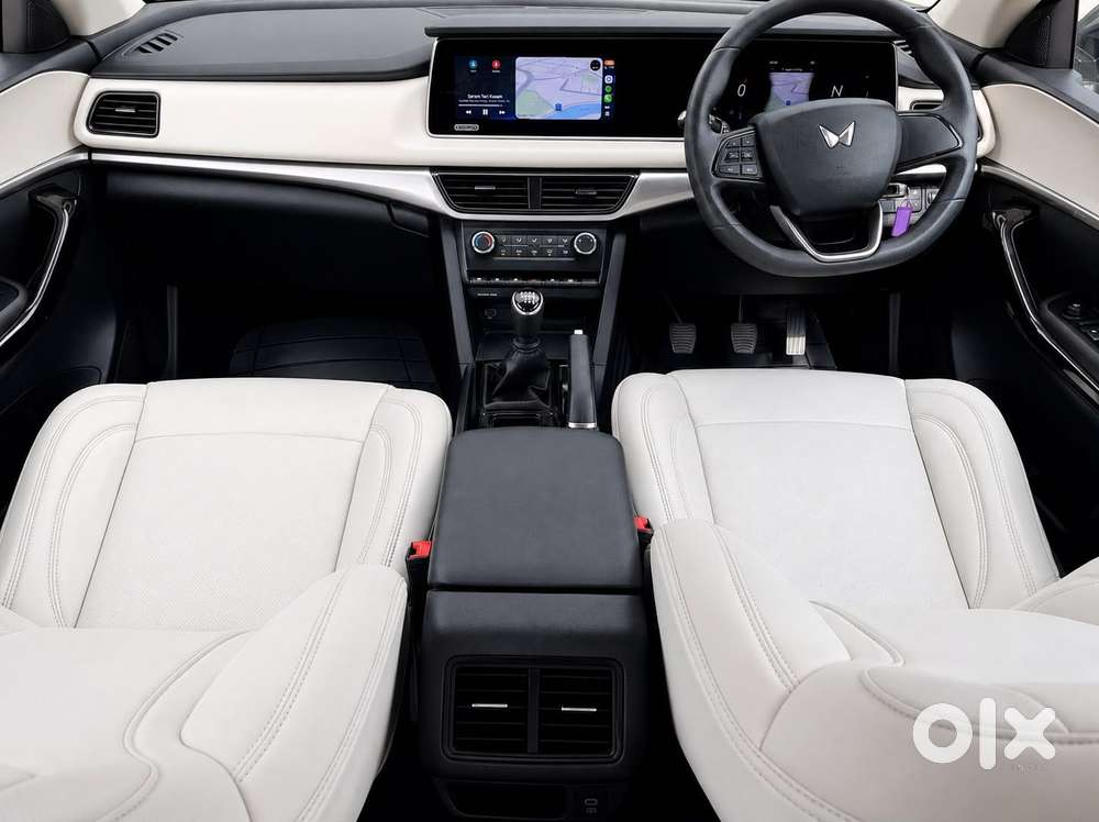 Mahindra Xuv700 Ax 5 Petrol Mt 7 Str (e), 2022, Petrol