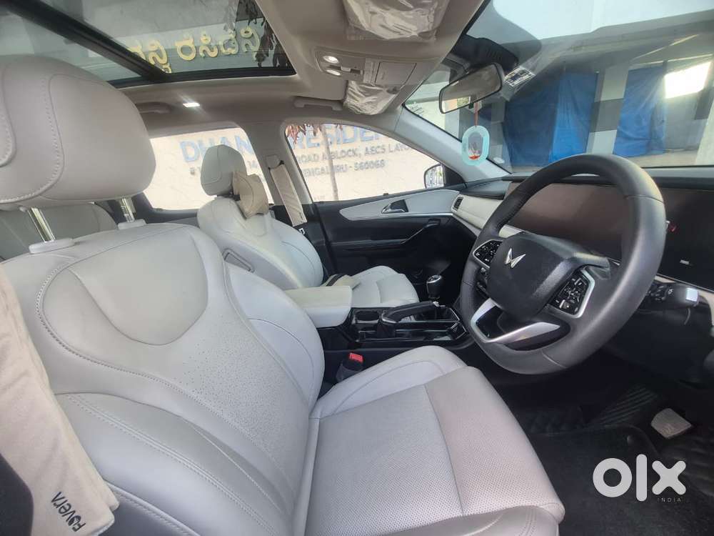 Mahindra Xuv700 2.0 Ax 7 Petrol Mt Str, 2024, Petrol