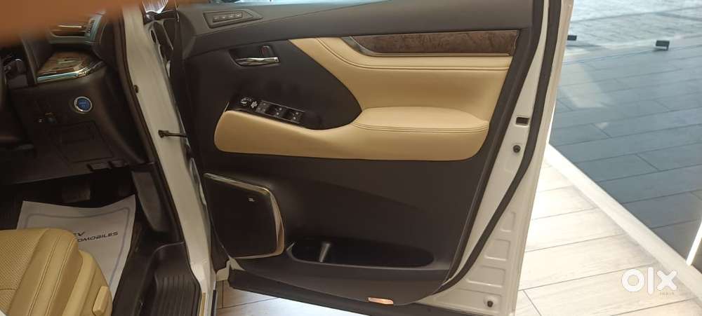 Toyota Vellfire 2.5 Executive Lounge, 2021, Cng & Hybrids