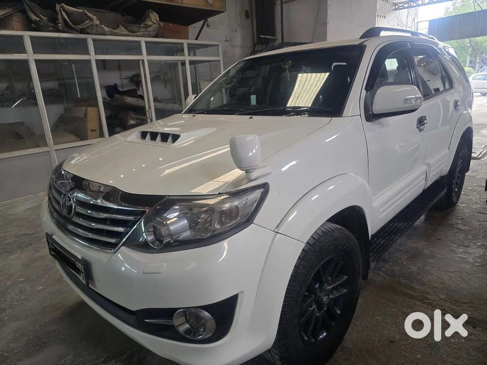 Black Alloys Toyota Fortuner Diesel 2015