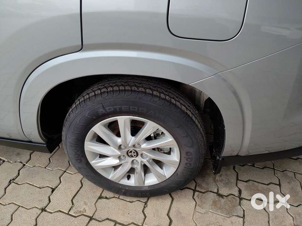 Toyota Innova Hycross