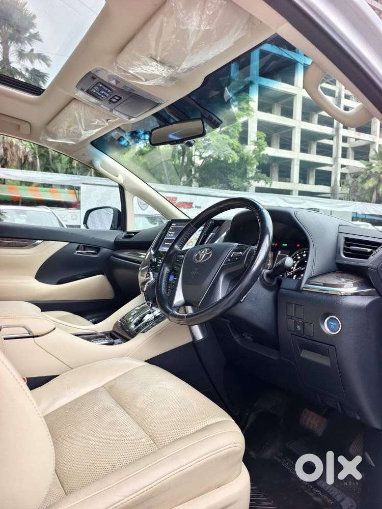 Toyota Vellfire 2.5 Executive Lounge, 2022, Cng & Hybrids