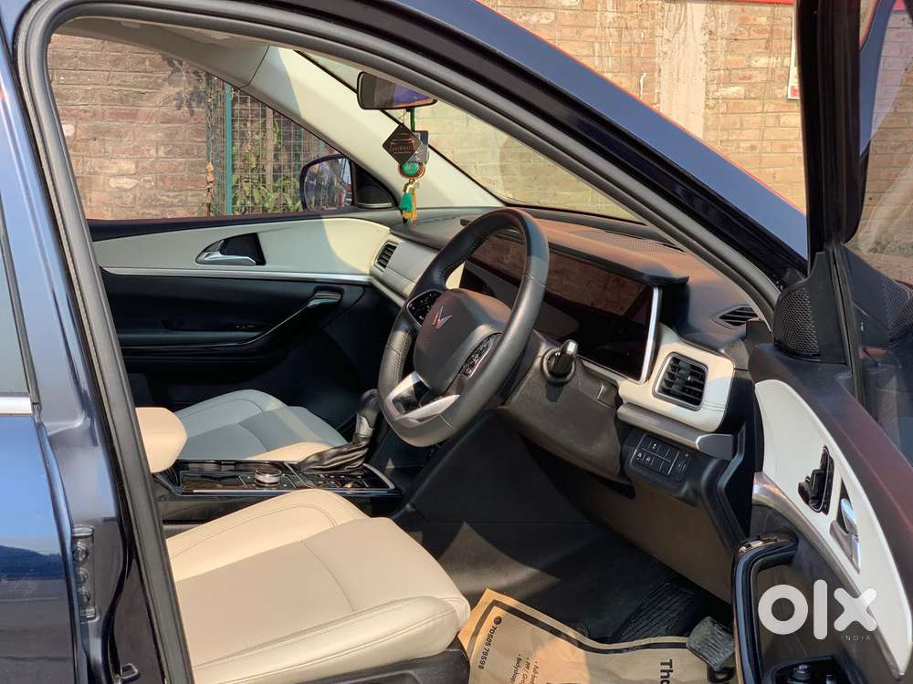 Mahindra Xuv700 2.2 Ax 7 Diesel Mt Luxury Pack Str, 2023, Diesel