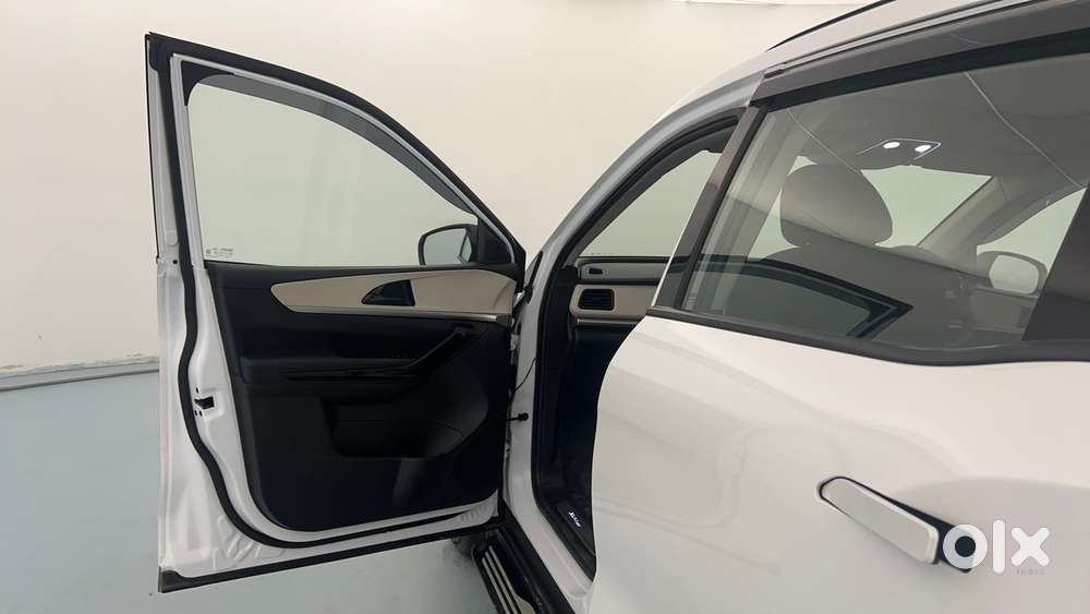 Mahindra Xuv700 2.0 Ax 5 Petrol Mt 7 Str, 2025, Petrol