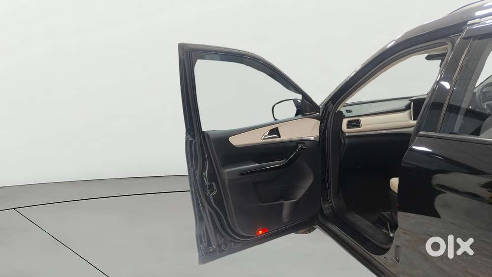 Mahindra Xuv700 2.0 Ax 7 Petrol At Luxury Pack Str, 2024, Petrol
