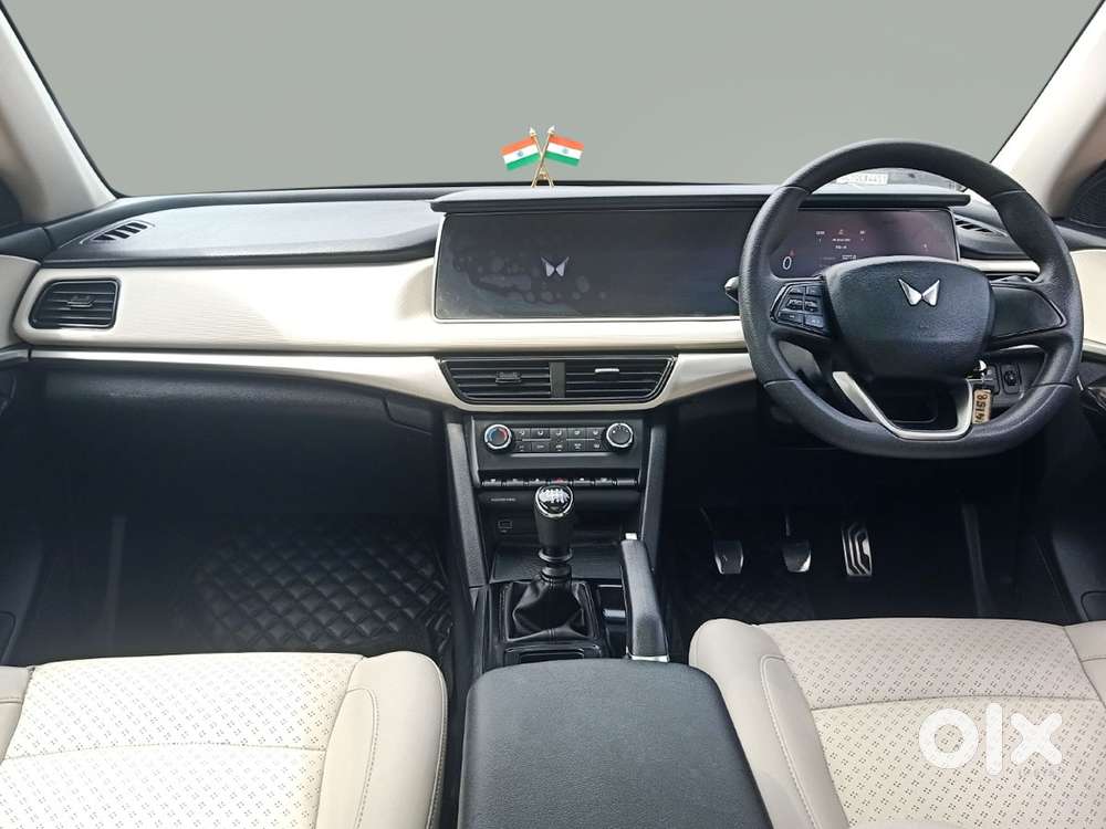 Mahindra Xuv700 2.0 Ax 5 Petrol Mt 7 Str, 2022, Petrol