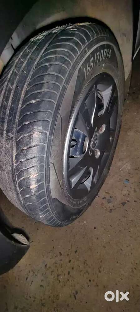 एकदम मस्त चकाचक है नया जैसा लग रहा है गाड़ी