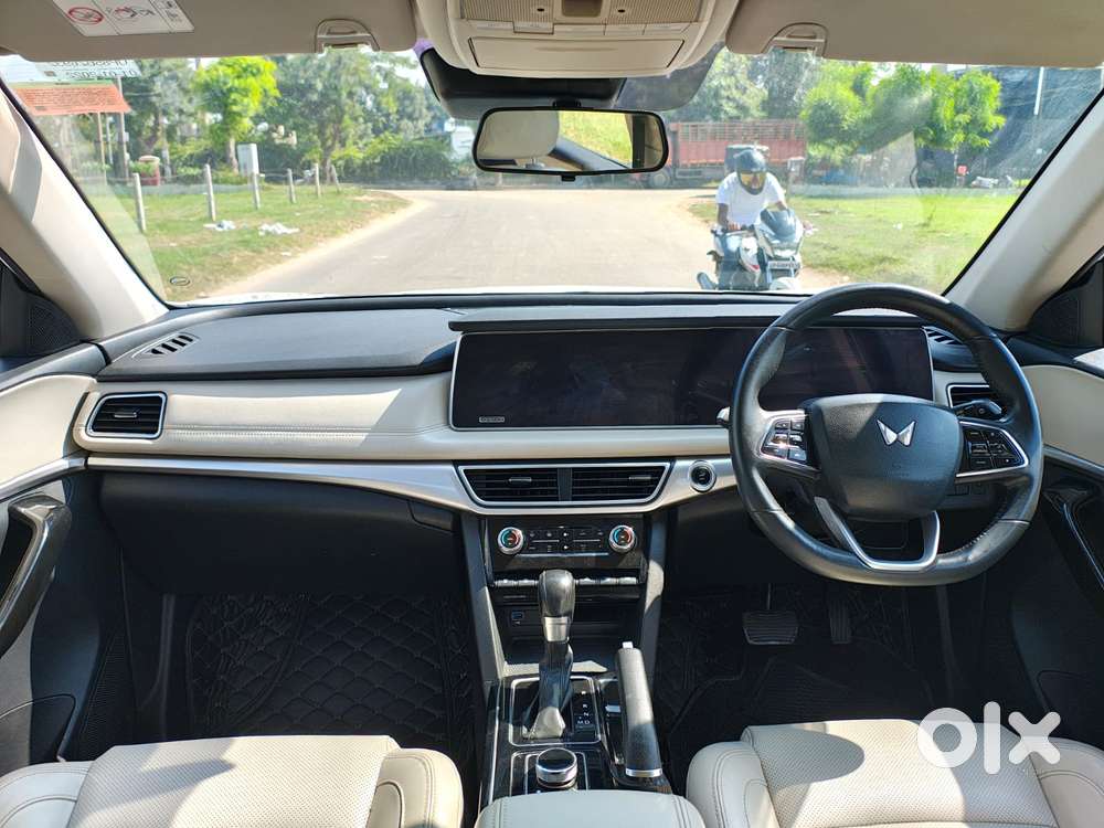 Mahindra Xuv700 2.2 Ax 7 Diesel At Str, 2021, Diesel