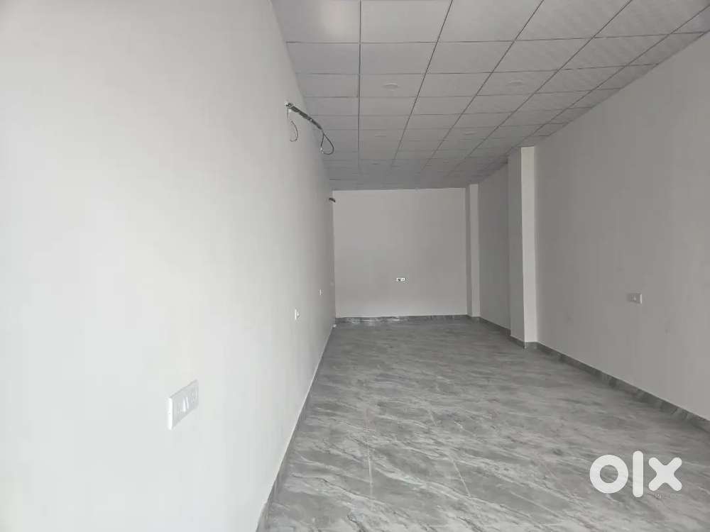 SEMI FURNISHED OFFICE SPACE 500 SQ.FEET READY TO MOVE WITH CAR PARKING