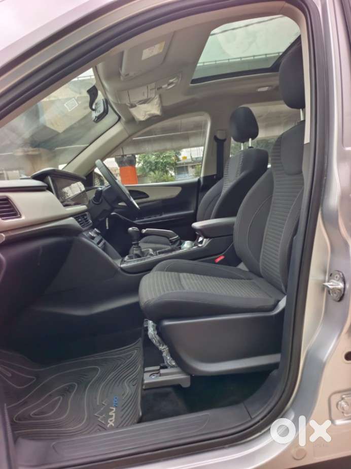 Mahindra Xuv700 2.0 Ax 5 Petrol Mt 7 Str, 2022, Petrol