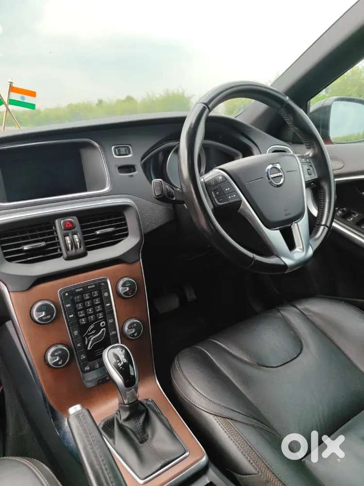 Volvo V40 Luxurious Car Segment