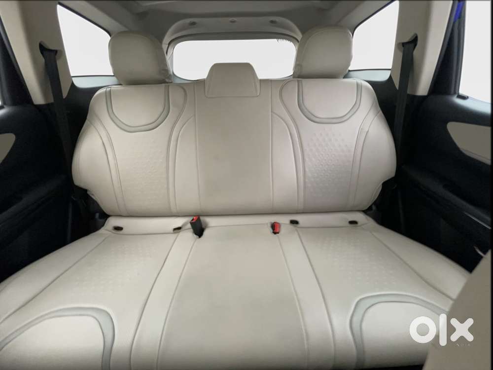 Mahindra Xuv700 2.0 Ax 5 Petrol At Str, 2022, Petrol