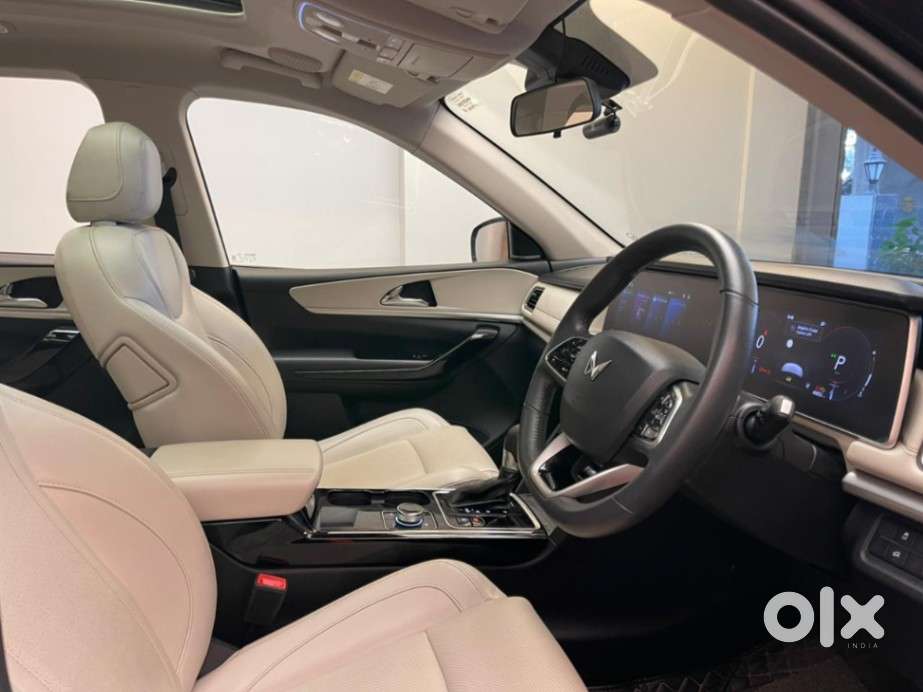 Mahindra Xuv700 2.2 Ax 7 Diesel At Luxury Pack Str Awd, 2022, Diesel