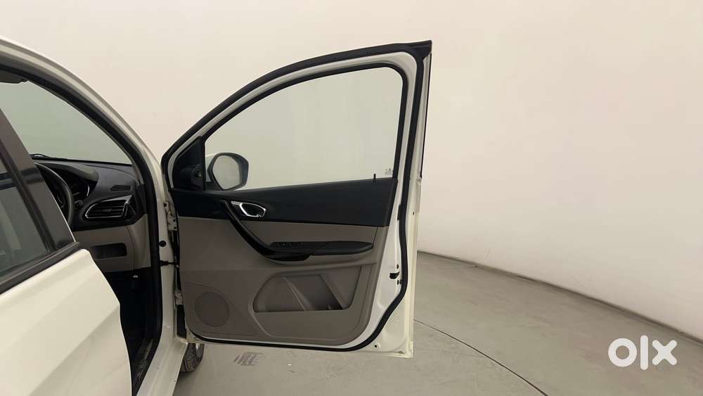 Tata Tiago Xza, 2017, Petrol