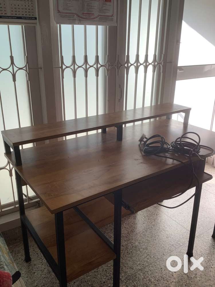 Computer table