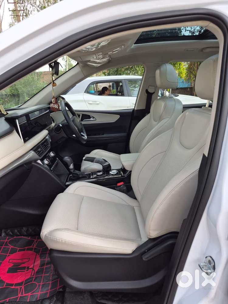 Mahindra Xuv700 2.0 Ax 7 Petrol At Str, 2024, Petrol