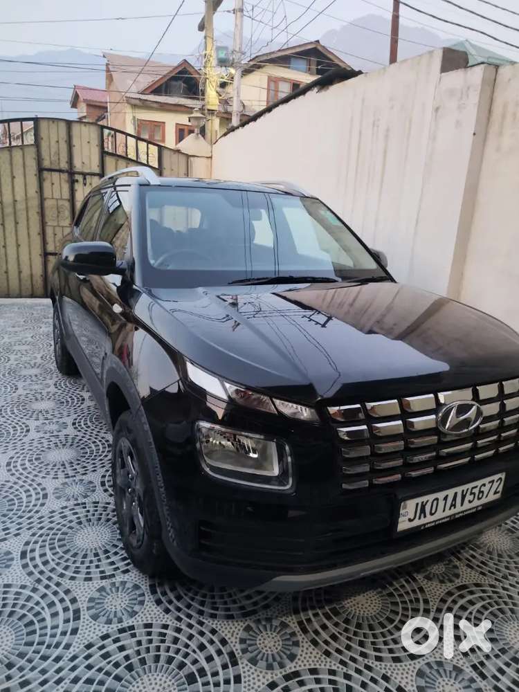 Hyundai Venue 2024 Petrol Well Maintained