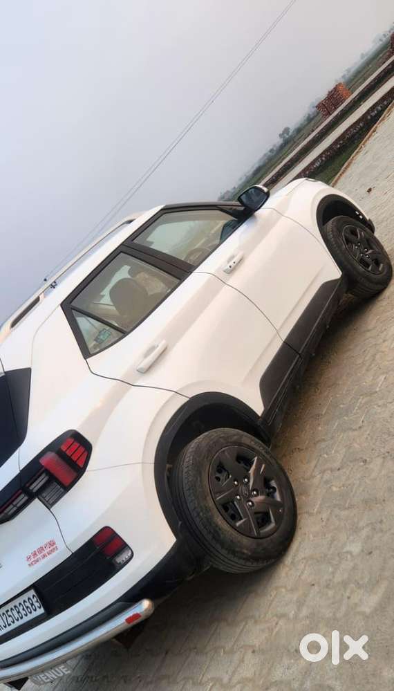 Hyundai Venue Petrol Manual 2024