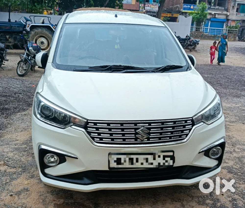 एक हाथ की चली हुई कंपनी फिटेड सीएनजी एवं एलॉय व्हील के साथ