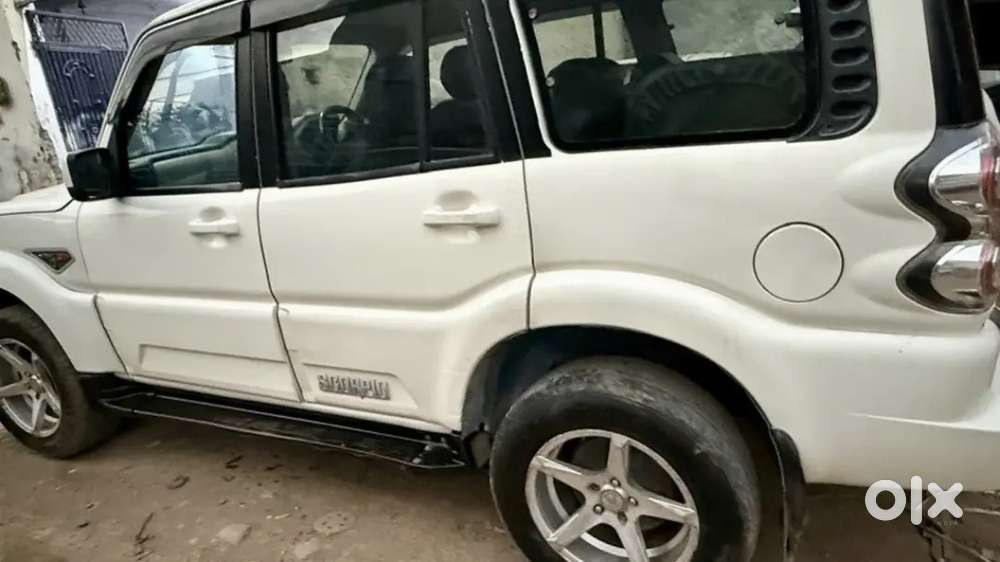 Mahindra Scorpio S6 Plus Hybrid 2017