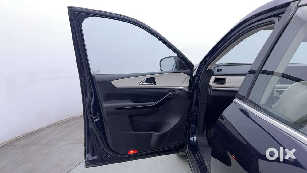 Mahindra Xuv700 2.0 Ax 7 Petrol At Luxury Pack Str, 2021, Petrol