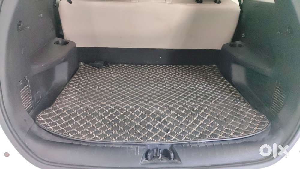 Mahindra Xuv700 2.0 Mx Petrol Mt 5 Str, 2022, Petrol