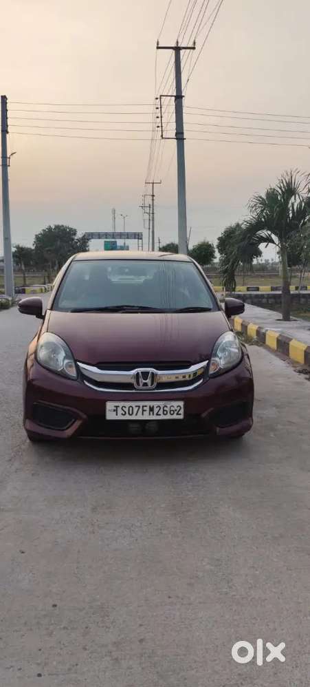 Honda Amaze 2017 Petrol Well Maintained. Showroom Maintaince.