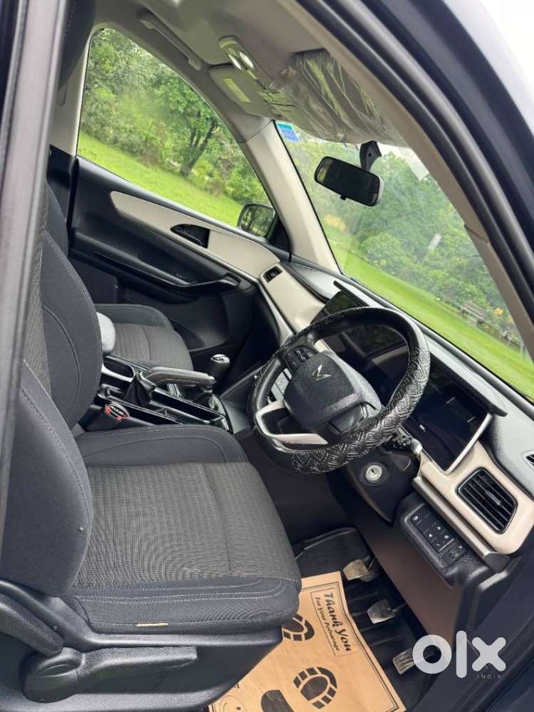 Mahindra Xuv700 Ax 5 Petrol Mt 7 Str (e), 2022, Petrol