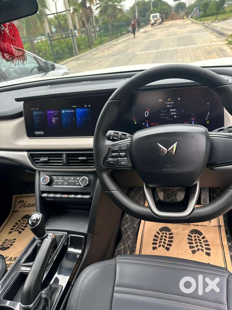 Mahindra Xuv700 Ax 3 Petrol Mt 5 Str (e), 2022, Petrol