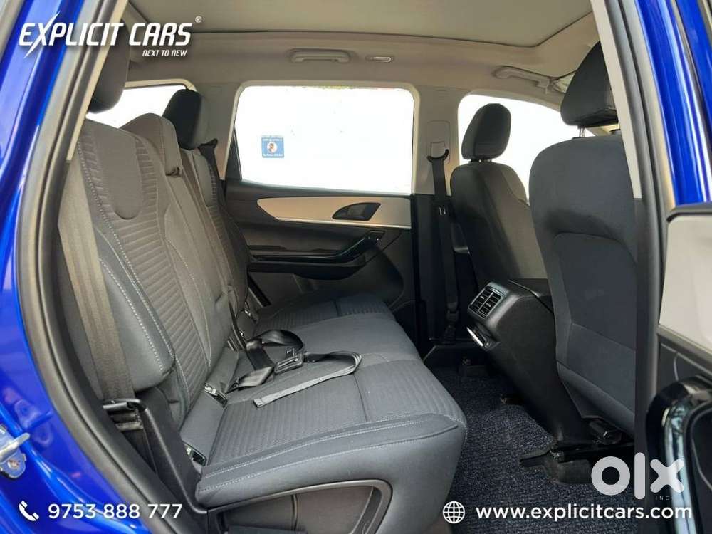Mahindra Xuv700 2.0 Ax 5 Petrol Mt 7 Str, 2025, Petrol