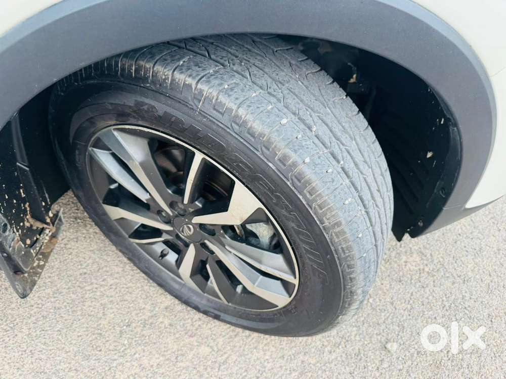 Mahindra Tuv 300 T8 Amt, 2021, Diesel