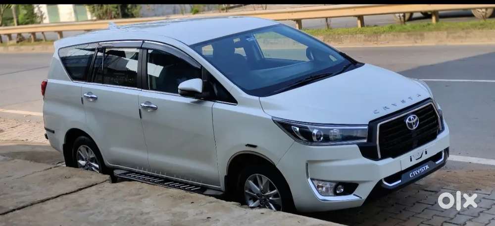 Innova Crysta 2.4v Fix Rate 13.55 Lakh