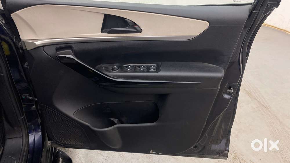 Mahindra Xuv700 2.0 Ax 5 Petrol Mt 7 Str, 2022, Petrol