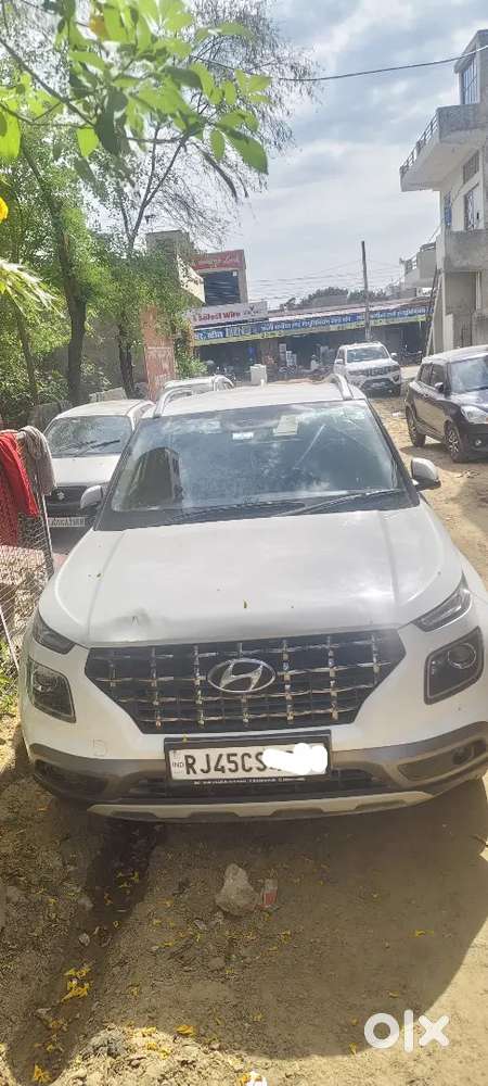 Hyundai Venue 2022 Petrol 70000 Km Driven