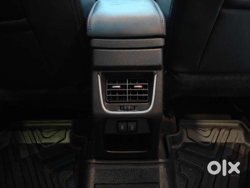 Maruti Suzuki Grand Vitara 1.5 Alpha Plus Intelligent Hybrid Ecvt, 2..