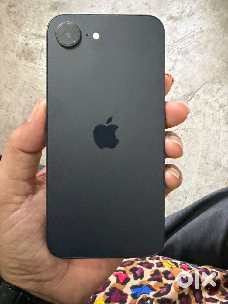 Iphone 17e 256gb 5 month old with bill and box