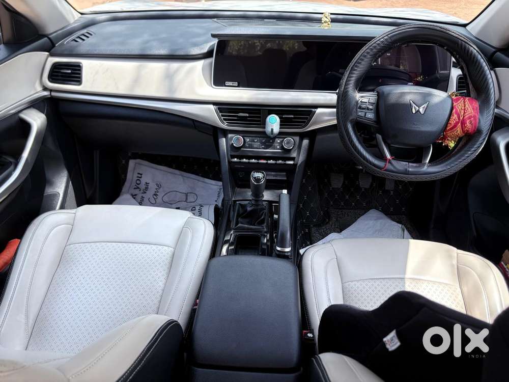 Mahindra Xuv700 2.0 Ax 3 Petrol Mt 5 Str, 2023, Petrol