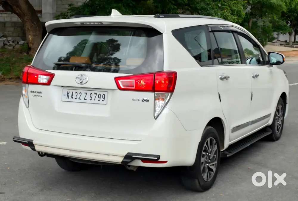 Innova Crysta 2.4 V Mt 8 Str 2021