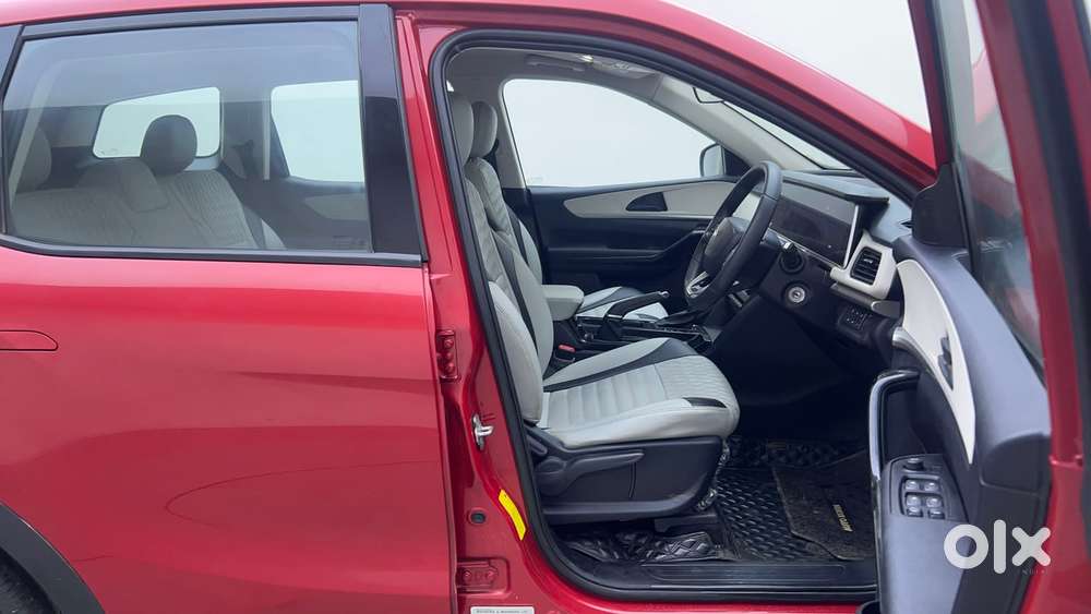 Mahindra Xuv700 2.0 Ax 5 Petrol At Str, 2022, Petrol